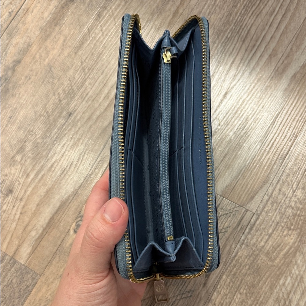 Vintage Tory Burch Navy Embossed Zip Wallet - Picture 4 of 4